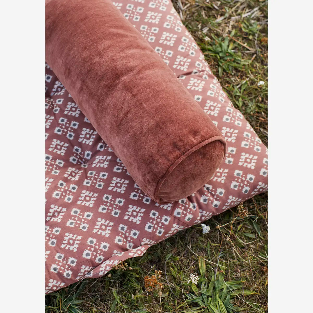 Fluweel rond kussen Dark Rose